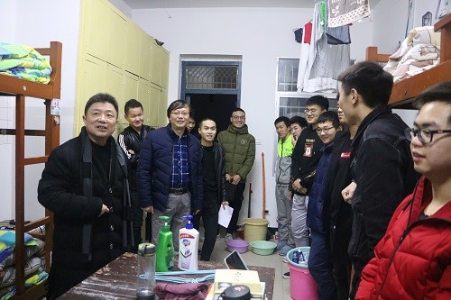 郑院长，王书记和刘老师慰问2018级a片网站
.jpg