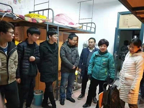 丁书记，周老师和郭老师慰问2017级a片网站
.jpg